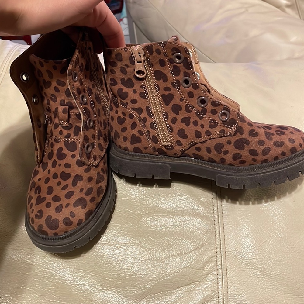 Leoaprd print side zip boots no laces in excellent preowned condition size 11.